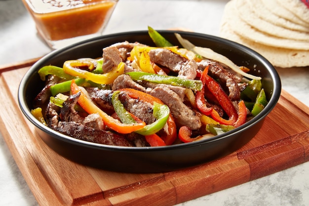 Platillo mexicano fajitas de res con pimientos o alambre de res