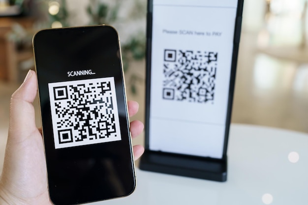 Zdjęcie płatność kodem qr e portfel akceptacja tagu skanowania człowieka generowanie płatności cyfrowych bez skanowania pieniędzy kod qr zakupy online bezgotówkowa koncepcja technologii płatności i weryfikacji