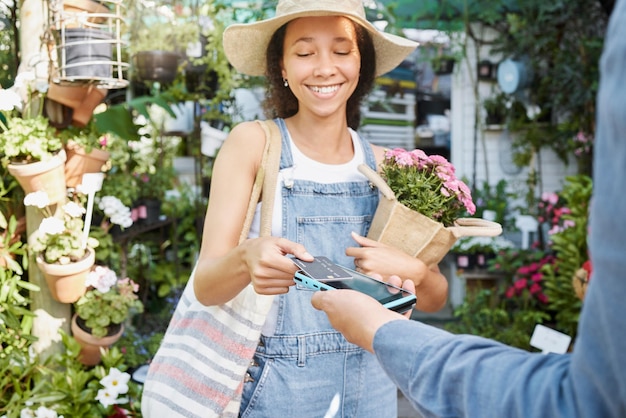 Płatność za zakupy kwiatowe i kobieta w przedszkolu stukanie kartą kredytową i maszyna do ekologii w małej firmie Płacenie za bukiet i dziewczyna kupująca kwiaty kartą debetową w sklepie dla rolnictwa