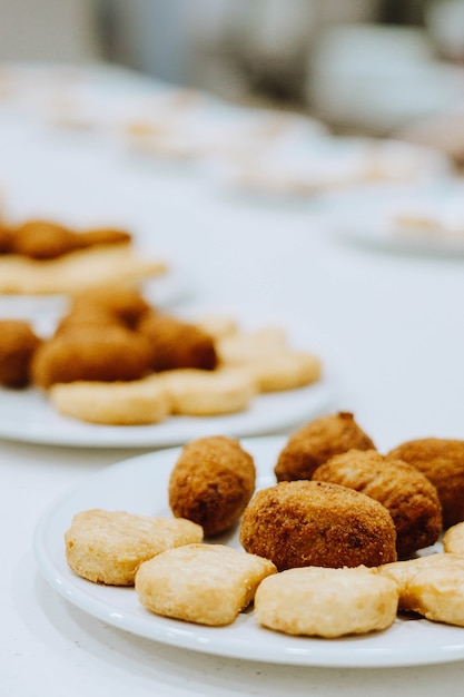 Plato de croquetas caseras de puchero y nuggets