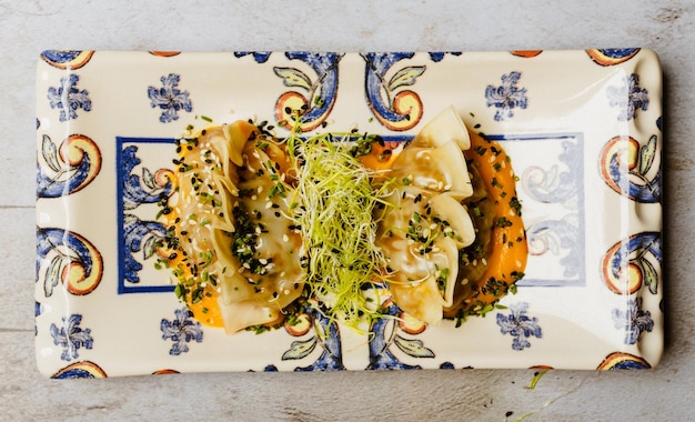 Zdjęcie platos de chef preparados en restaurante