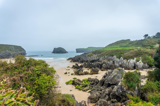 Playa De Barro W Wiosenny Poranek Na Półwyspie Borizu W Miejscowości Llanes Asturias Hiszpania