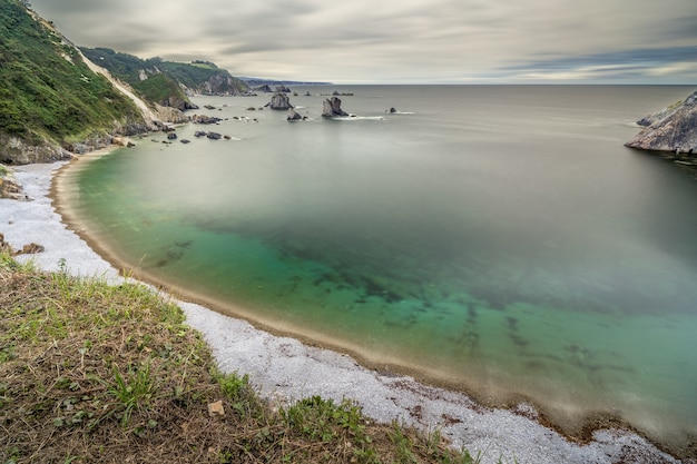 Zdjęcie playa del silencio w asturii w hiszpanii długa ekspozycja