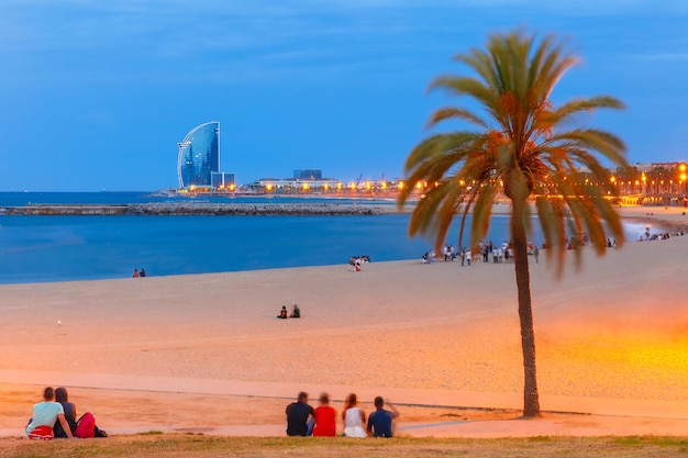 Plaża Barceloneta w Barcelonie podczas porannej niebieskiej godziny Katalonia Hiszpania