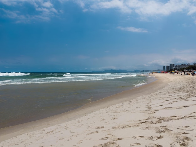 Plaża Barra Da Tijuca Rio De Janeiro Brazylia Słoneczny Dzień Z Błękitnym Niebem I Chmurami Praktyka Windsurfingu