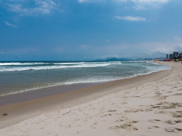 Plaża Barra da Tijuca Rio de Janeiro Brazylia Słoneczny dzień z błękitnym niebem i chmurami Praktyka windsurfingu