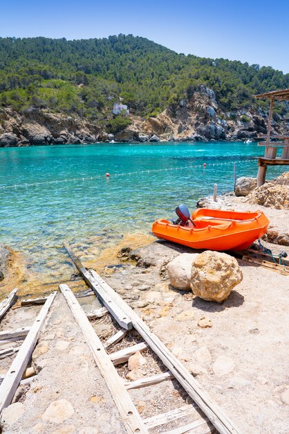 Plaża Cala Benirras na Ibizie w Sant Joan