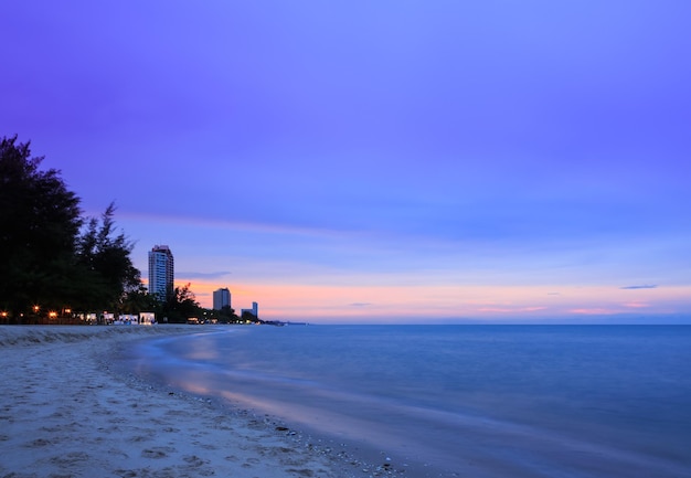 Plaża Chaam o zmierzchu w pobliżu Hua Hin