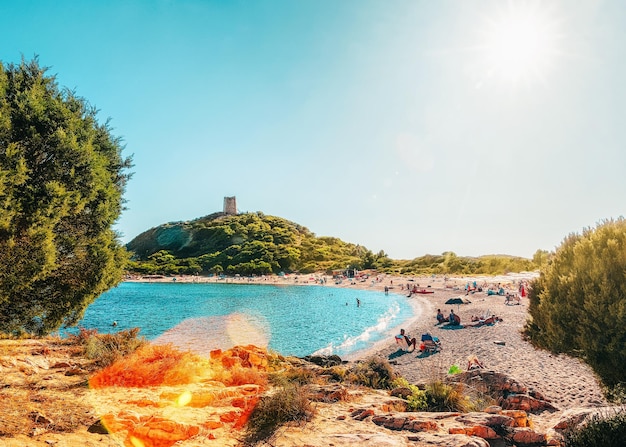 Plaża Chia na błękitnych wodach Morza Śródziemnego w prowincji Cagliari na południu Sardynii we Włoszech.