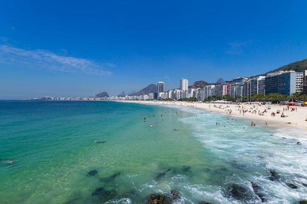 Plaża Copacabana z zielonymi wodami w rio de janeiro w brazylii.