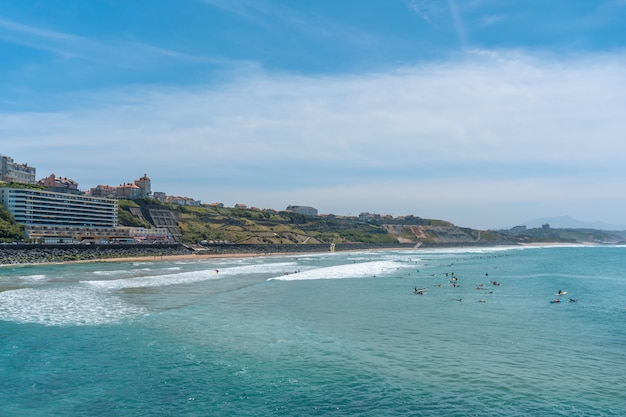 Plaża Cote des Basques w letnie popołudnie pełne surferów