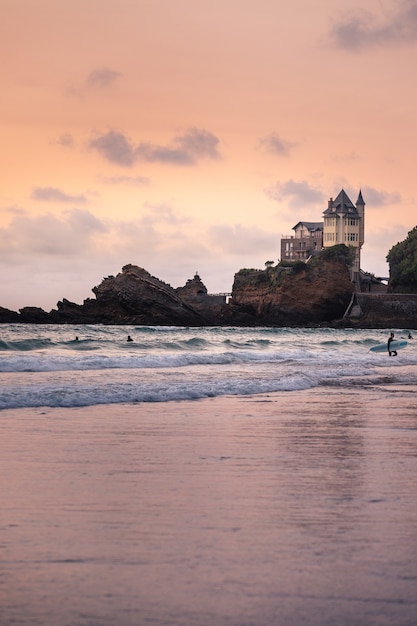 Zdjęcie plaża cote des basques wieczorem w biarritz w kraju basków.