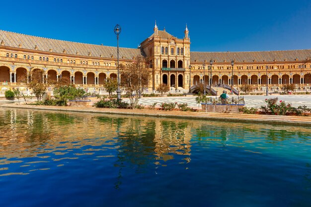 Plaza de Espana w słoneczny dzień w Sewilli w Hiszpanii