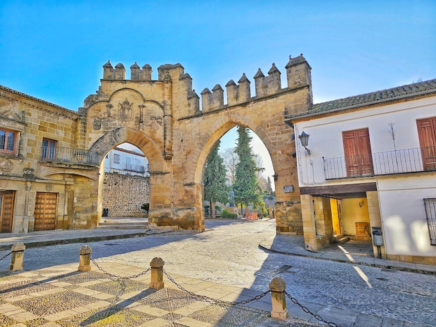 Plaza de los Leones de Baeza z łukiem wejściowym, starą rzeźnią i rzymską fontanną