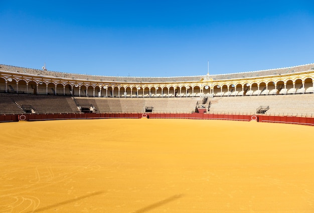 Plaza de Toros de la Real Maestranza de Caballería de Sevilla to najstarsza arena walki byków na świecie.