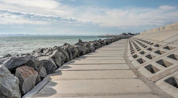 Plaża Fontanka nad Morzem Czarnym w pobliżu Odessy na Ukrainie