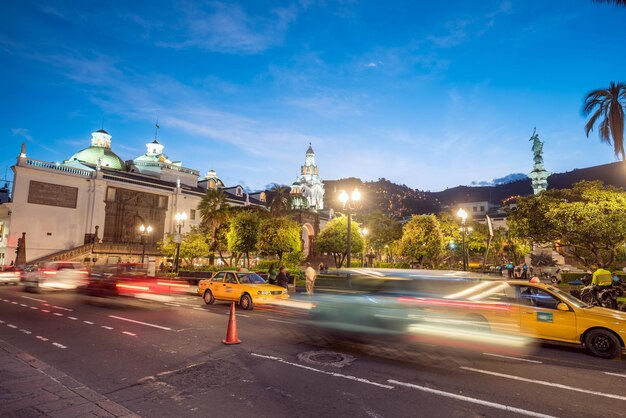 Plaza Grande na starym mieście Quito Ekwador w nocy