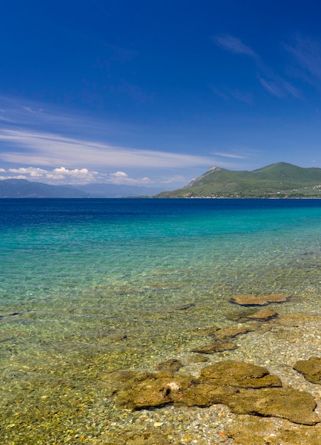 Plaża grecki kurort LoutraEdipsou na wyspie Evia Eubea na Morzu Egejskim w Grecji