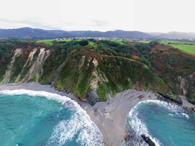 Zdjęcie plaża gueirua w asturii w hiszpanii w pochmurny dzień