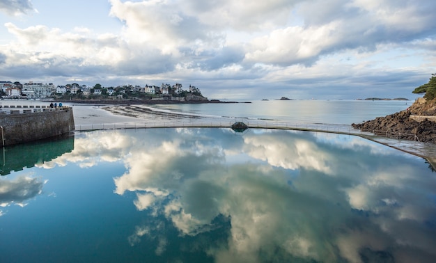 Plaża i basen w Dinard, Bretania, Francja?