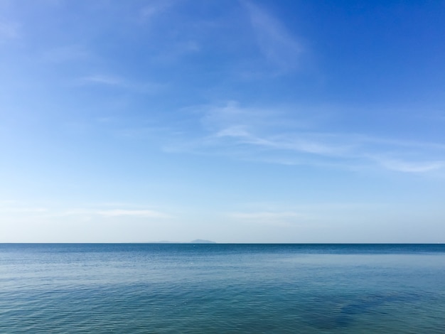 Plaża i błękitne niebo