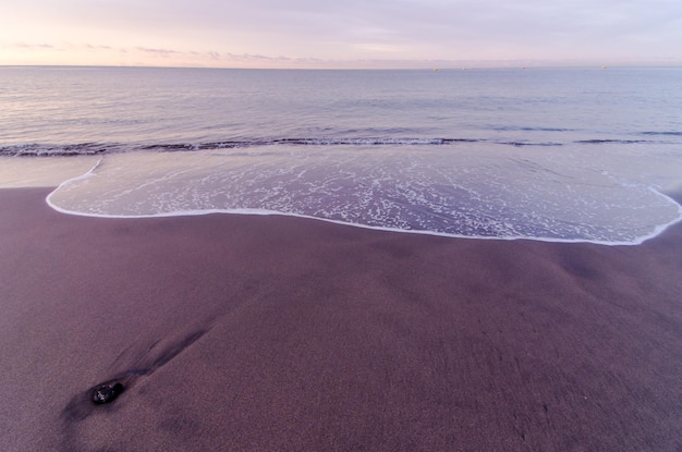 Plaża i fala o wschodzie słońca