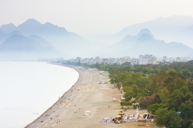 Plaża i góry w mglisty dzień