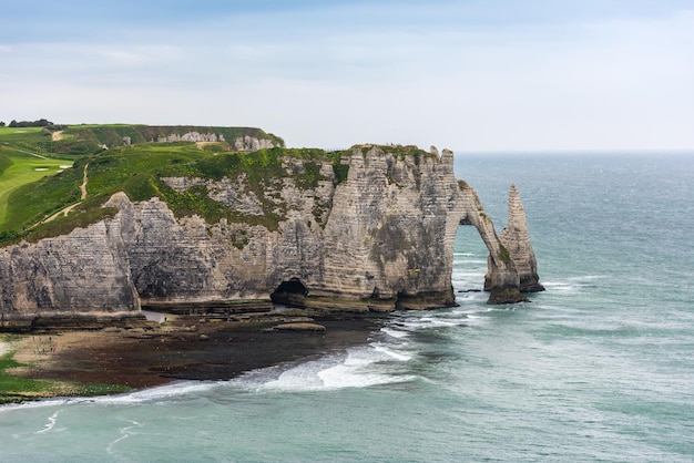 Plaża i kamienne klify w Etretat, Francja, Normandia