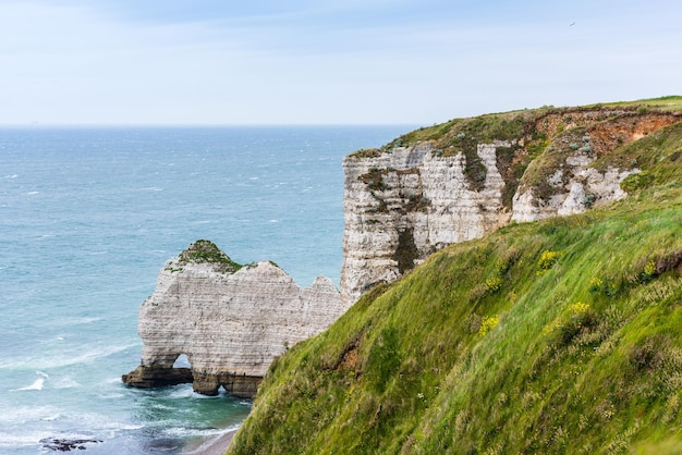 Plaża i kamienne klify w Etretat, Francja, Normandia