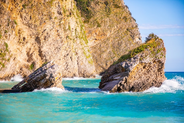 Plaża i klify na wyspie świętego mikołaja w budva czarnogórska rajska plaża na wyspie...