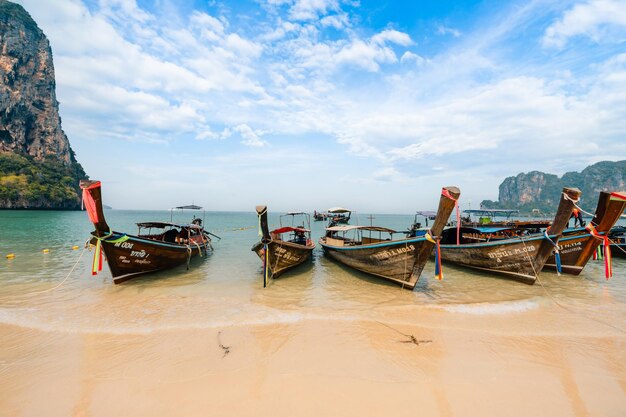 Plaża i skaliste góry w lecieKrabi Thailand