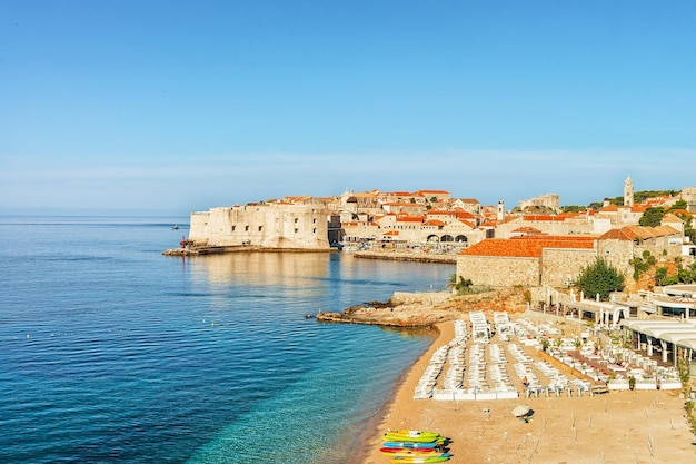 Plaża i stara twierdza na Morzu Adriatyckim w Dubrowniku, Chorwacja. Ludzie w tle