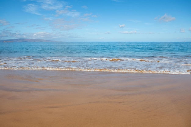 Plaża i tropikalne morze tło koncepcja letniego relaksu