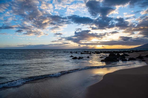 Plaża i tropikalne morze tło koncepcja letniego relaksu