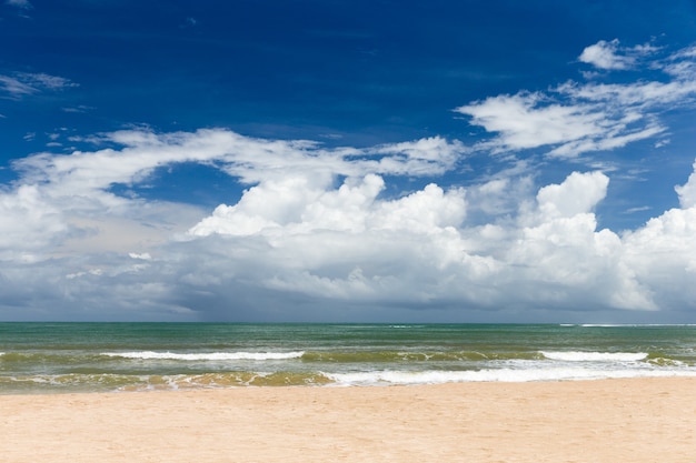 Plaża I Tropikalne Morze W Tle