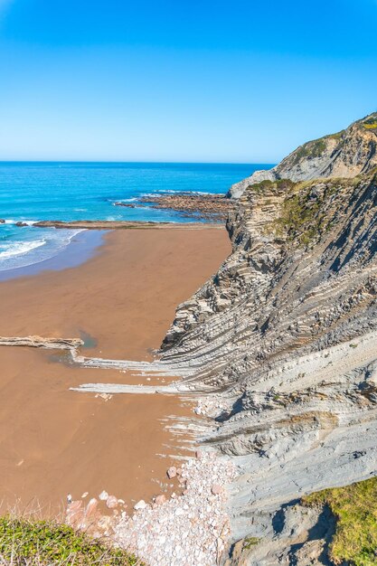 Zdjęcie plaża itzurun bez ludzi w geoparku flysch basque coast w zumaia gipuzkoa