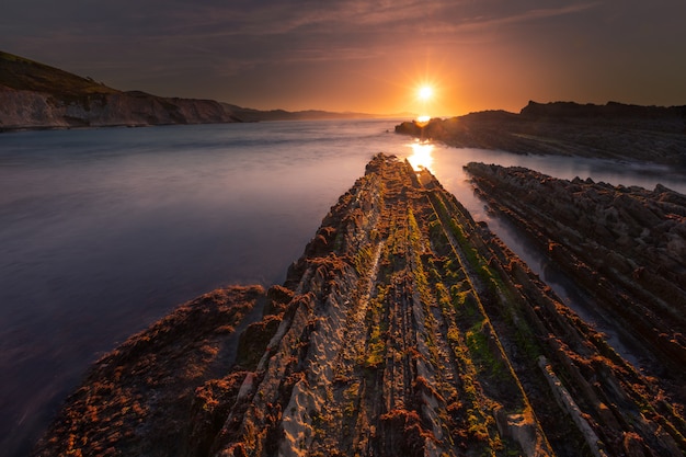 Plaża Itzurun w Zumaia ze słynnym fliszowym wybrzeżem Pais Vasco.