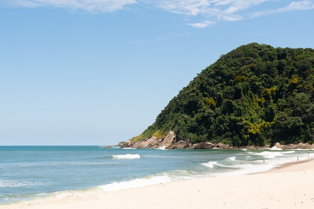 Plaża Jureia w Sao Sebastiao na wybrzeżu Brazylii.