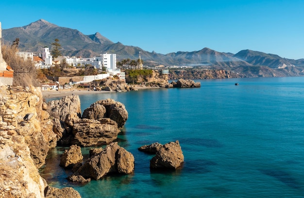 Plaża La Caletilla i plaża Calahonda w miejscowości Nerja w Andaluzji. Hiszpania. Costa del Sol na Morzu Śródziemnym.