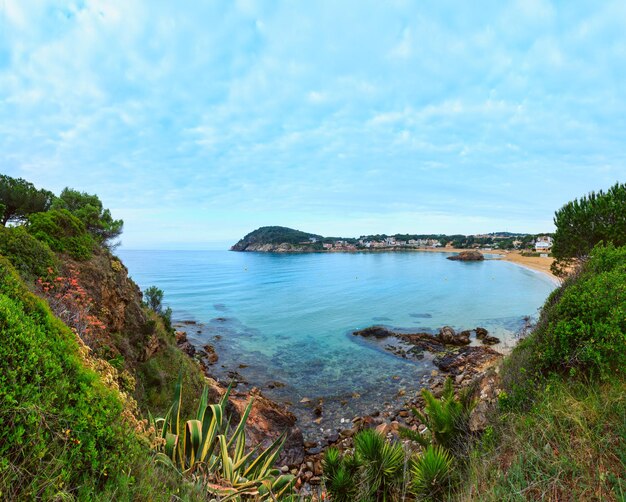 Zdjęcie plaża la fosca letni poranek krajobraz, palamos, girona, costa brava, hiszpania. trzy ujęcia ściegu obrazu.