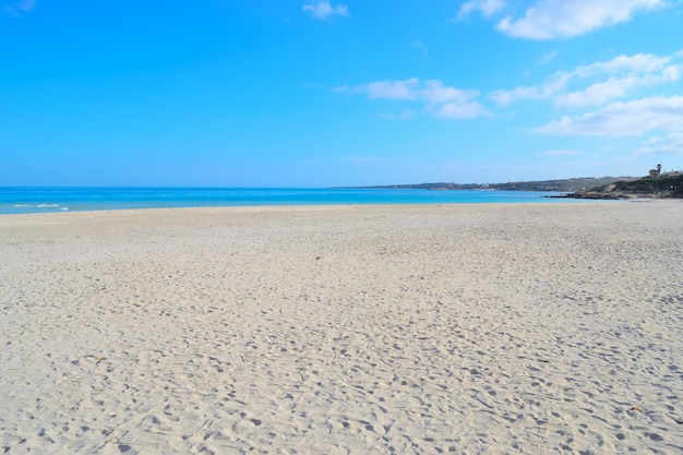 Plaża La Pelosa w pogodny dzień Włochy