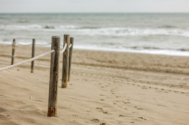 Plaża Marbella w zimowy dzień Hiszpania w styczniu