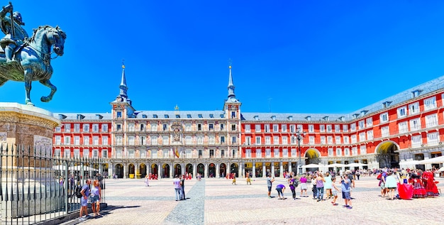 Plaza Mayor (angielski – Rynek Główny) z turystami i ludźmi, został zbudowany za panowania Filipa III