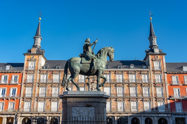 Plaza Mayor w Madrycie z typowymi budynkami i pomnikiem Filipa III w centrum placu Hiszpania