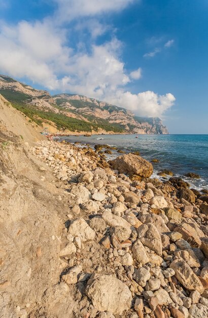 Plaża między skałami a morzem Morze Czarne Ukraina