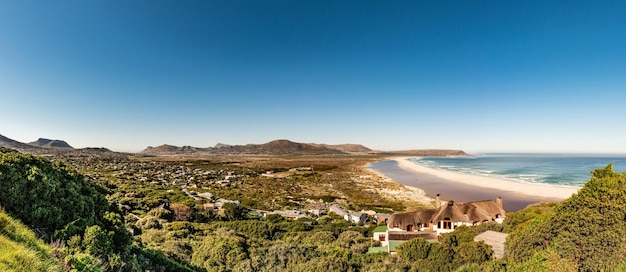 Plaża Muizenberg obok panoramy Kapsztadu zimą