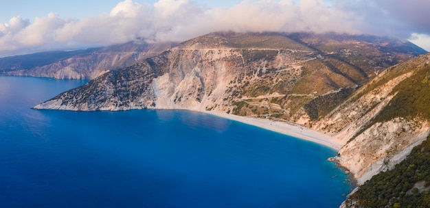 Plaża Myrtos z błękitną zatoką na wyspie Kefalonia w Grecji