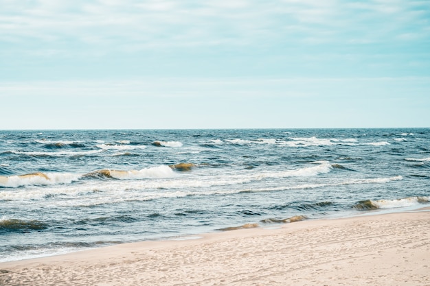 Plaża nad Morzem Bałtyckim na Łotwie, lato