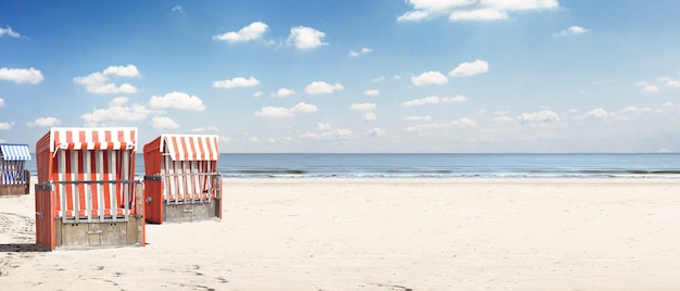 Plaża Nad Morzem Bałtyckim Z Wydmami I Widokiem Na Ocean. Tło Wakacje.