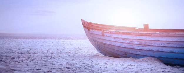 Plaża nad Morzem Bałtyckim z wydmami i widokiem na ocean. Tło wakacje.